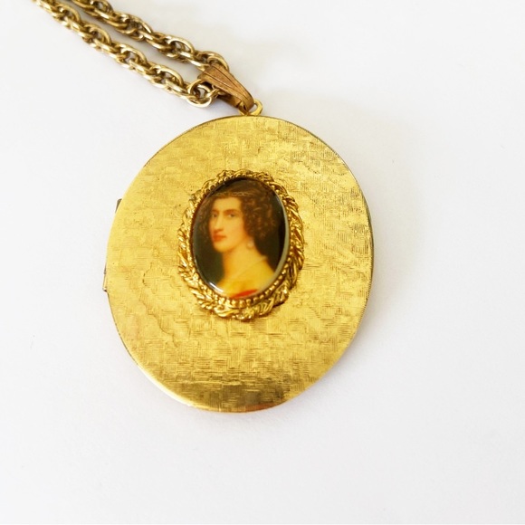 Vintage gold tone cameo portrait painting locket on 24” gold tone chain - Picture 7 of 7